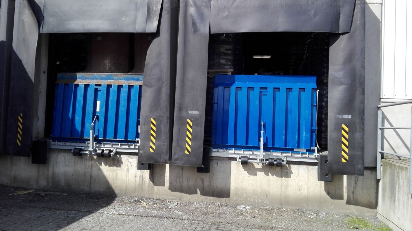 Hydraulische Überladebrücke mit Torabdichtung an einer Verladestelle