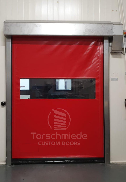 Rotes PVC-Schnelllauftor TS-CR von Torschmiede mit Sichtfenster